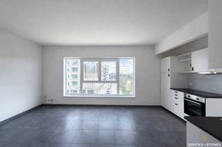 Ce lumineux appartement d’une chambre, à l’agencement pratique, est situé dans le quartier rénové des Slachthuisbuurt à Den Dam, un quartier urbain dynamique connu pour ses nombreux hotspots culinaires. Le quartier accueille également le nouveau campus high-tech AP ainsi que l’hôpital ZAS Cadix.

Depuis l’appartement, vous rejoignez en quelques minutes à vélo le quartier branché de l’Eilandje ainsi que le centre historique d’Anvers. Grâce à la proximité d’une station de métro, d’arrêts de bus et d’une station Velo, vous bénéficiez également d’une excellente accessibilité.

L’appartement dispose d’un agréable séjour lumineux avec cuisine ouverte. À côté du hall d’entrée se trouve un WC invités séparé. Le bien comprend également une chambre spacieuse et lumineuse ainsi qu’une salle de bains équipée d’une douche à l’italienne, d’un meuble lavabo et d’un raccordement pour machine à laver.

Atouts supplémentaires :
- PEB favorable
- Ascenseur dans l’immeuble
- Situation centrale à proximité des grands axes

Disponible à partir du 01/04/2026.