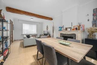 Roeselare : Op te frissen hoekwoning met gezellige tuin  voorzien van 3 slaapkamers en veel potentieel.Deze leuke hoekwoning op een perceel van 295...