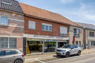 Au centre d'Affligem (Hekelgem), vous trouverez ce local commercial avec logement, très bien situé. Ce bien nécessite certes une rénovation en profondeur, mais offre en même temps de nombreuses possibilités : commerce de détail, profession libérale, bureau, crèche... Il s'agit d'une construction très solide, capable de supporter des transformations. Aujourd'hui, ce bâtiment est agencé comme suit : - rez-de-chaussée : espace commercial d'environ 60 m² avec, à l'arrière, quelques pièces privées (salon et cuisine) - étage : couloir avec trois chambres, une salle de bains et un petit espace de rangement/bureau.
Le grenier, d'environ 60 m², est accessible par un escalier fixe. Sous l'espace commercial se trouve également une cave destinée à accueillir les installations techniques. ATTOUS : très bonne visibilité, très bonne accessibilité (E40 à 3 min en voiture, bus à 50 m, grandes surfaces à proximité (Lidl, Okay, Aldi), gare à 4 km), convient à de nombreuses utilisations.
Vous recherchez un bien immobilier de ce type que vous pourriez aménager selon vos propres souhaits ? Contactez-nous à l'adresse affligem@immoaccenta.be pour organiser une visite.