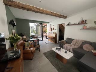 Karaktervolle hoekwoning met zonnige stadstuin op toplocatie in Brugge centrum<br /><br />Op zoek naar een instapklare stadswoning waar authentieke charme en hedendaags wooncomfort perfect samengaan? Dan zal deze unieke hoekwoning in een rustige straat, op wandelafstand van het historische centrum en het Astridpark, je meteen weten te bekoren.<br /><br />De woning werd de voorbije jaren grondig gerenoveerd met respect voor de authentieke elementen, terwijl alle moderne comfortvoorzieningen werden vernieuwd. Onder meer alle technieken (elektriciteit, ventilatie, water), daken, ramen, keuken, badkamer en het merendeel van de afwerking werden vernieuwd. Hierdoor geniet de koper van een kwalitatieve woning zonder ingrijpende renovaties.<br />Op het gelijkvloers bevinden zich een inkomhal met gastentoilet, een gezellige leefruimte, een open keuken, een praktische keukenberging en een wasruimte met douche. De zonnige stadstuin is een absolute troef en beschikt bovendien over een rechtstreekse uitgang naar de straat, ideaal om fietsen veilig te stallen zonder door de woning te moeten.<br /><br />Op de verdieping vind je een ruime slaapkamer, een volwaardige dressing en een comfortabele badkamer met zowel ligbad als inloopdouche. De achterliggende ruimte biedt bovendien de mogelijkheid om eenvoudig één of twee extra slaapkamers te creëren.<br /><br />Met een gunstig EPC-label geniet je van een energiezuinige woning waarvan de grote renovatiewerken reeds achter de rug zijn. Enkel enkele beperkte afwerkingswerken, zoals het afwerken van enkele muren, het plaatsen van een plafond in de keuken en schilderwerken in één slaapkamer, blijven nog over. o krijgt de nieuwe eigenaar de vrijheid om de laatste details volledig naar eigen smaak af te werken.<br /><br />Interesse?<br />We organiseren een Open Huis op afspraak! Contacteer ons vandaag nog om uw bezoekmoment te reserveren en laat u verrassen door deze karaktervolle woning. Bel Louis op 0469/22 25 03