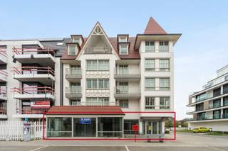 <p>Te koop: prachtig handelspand in halfopen bebouwing, gelegen in het bruisende centrum van Sint-Idesbald, op een drukke en toeristische locatie.</p>

<p> </p>

<p>Dit recente handelspand (bouwjaar 2014) biedt een moderne uitstraling en is ideaal voor wie op zoek is naar een commerciële ruimte met veel mogelijkheden. Dankzij de ligging aan de Strandlaan, in het hart van Koksijde, geniet u van een constante stroom voorbijgangers en een uitstekende zichtbaarheid. De ruimte leent zich perfect voor een vrije beroeper, winkel, atelier of andere commerciële invulling.</p>

<p> </p>

<p>Belangrijkste ruimtes:<br />• Grote handelsruimte met brede etalage en veel lichtinval<br />• Praktische opslagruimte achteraan<br />• Sanitair voorzien</p>

<p> </p>

<p>Troeven:<br />• Prachtige handelsruimte met moderne afwerking<br />• Veel mogelijkheden: vrije beroeper, winkel, atelier, …<br />• Recente constructie uit 2014</p>

<p> </p>

<p>Neem vandaag nog contact op met uw ERA-makelaar voor een bezoek.<br />058 23 91 95 of op simon@eraservimo.be</p>

<p> </p>

<p>JOUW DROOMHANDELSPAND. ZO GEVONDEN!</p>