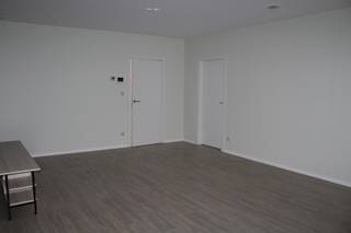 Dit recent appartement is gelegen aan de achterzijde van het gebouw en omvat: Inkomhal, leefruimte met veel lichtinval, open keuken, 2 slaapkamers, badkamer, berging, privétuin met ruim terras en toegangspoort, 2 parkeerplaatsen aansluitend aan de tuin. Achteraan het gebouw is een gemeenschappelijke tuin en fietsenberging aanwezig. Het appartement is gelegen in een doodlopende straat (zeer rustig gelegen). Het gaat hier over een energiezuinig appartement. De bereikbaarheid naar zowel Lier centrum als de E313 zijn optimaal. Momenteel is het appartement nog verhuurd. <br /><br />Voor meer informatie en/of afspraak: patrik@ampvastgoed.be en/of ginda@ampvastgoed.be en 0465/00.40.45 of 0465/00.40.44