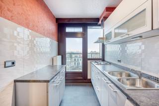 Verdieping 3 (bereikbaar met lift of trap):- inkomhal- woon- en eetkamer (ca. 33m²)- uitgeruste keuken (ca. 8m²)- westgericht terras (8m²)-...