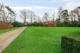 <p><span> </span></p><p><span>Prachtig perceel bouwgrond van ca. 4.359 m² </span></p><p><span> </span></p><p><span>Dit bijzondere perceel grond is gelegen aan de rotonde Baillet-Latourlei / Frilinglei, op de hoek van de Lannoylei.<br />De inrit van het eigendom werd voorzien aan de de Lannoylei.</span></p><p><span> </span></p><p><span>Op het terrein is reeds een aangelegde tuin.  Een recente verkaveling heeft het bouwen van een vrijstaande villa mogelijk gemaakt, mits afbraak / verplaatsing van zwembad en poolhouse.</span><span><br /> </span></p><p><span>Bouwvoorschriften en bijkomende inlichtingen via ons kantoor.</span><span><br /><br /> </span></p>