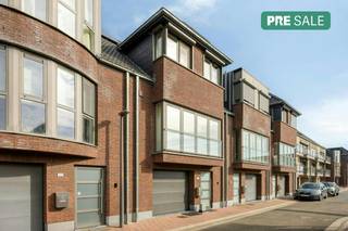 Deze prijs is een vanaf prijs ! <br />De woning heeft een praktische indeling, ruime leefruimtes en een uitstekende energieprestatie met een ideale ligging op wandelafstand van het centrum van Londerzeel en dus goed gelegen qua mobiliteit met de oprit van de A12 (verbinding Antwerpen-Brussel-Mechelen) dichtbij en vlakbij het station van Londerzeel. Ook scholen en winkels liggen op wandelafstand. <br /><br />Deze eigendom beschikt over 3 volwaardige slaapkamers en biedt bovendien een uitzonderlijke troef: een zeer ruime inpandige garage met voldoende plaats voor wagen(s), fietsen en extra bergruimte. Aansluitend zijn er een praktisch bureau en een wasberging, ideaal voor wie comfortabel van thuis uit wil werken.<br /><br />De leefruimte geniet van een aangename connectie met de buitenomgeving. Er zijn maar liefst twee terrassen, waarvan één recent en praktisch werd overdekt. <br />Hierdoor kan je nog meer genieten van het buitenleven, ongeacht het weer.<br /><br />Met zonnepanelen, een laadpaal en een EPC-label A ben je verzekerd van een energiezuinige woning die helemaal mee is met de toekomst. Bovendien is de elektrische installatie conform.<br /><br />Waarom deze woning absoluut een bezoek waard is:<br />Bouwjaar 2009<br />Tweegevelwoning in uitstekende staat<br />3 slaapkamers<br />Zeer ruime inpandige garage + zolderruimte<br />Bureau en aparte wasberging<br />2 terrassen, waarvan één recent praktisch overdekt<br />Zonnepanelen (15 stuks: piekvermogen 5,73 kWp)<br />Thuisbatterij van 10 kWh<br />Laadpaal <br />Conforme elektrische installatie<br />Uitstekend EPC-label A<br />Perfect instapklaar<br />Bijzonder goed onderhouden<br />Gelegen op wandelafstand van het centrum van Londerzeel!<br />Een mooie buitenkans voor jonge koppels, gezinnen of iedereen die op zoek is naar een comfortabele en energiezuinige woning zonder grote werken.<br /><br />Kortom: een verzorgde, toekomstgerichte woning op een uitstekende locatie, waar je meteen je verhaal kan beginnen.<br /><br />Voor meer info: olivia.laporte@dewaele.com 0499 46 93 34<br /><br />Bestuursmaatregelen in het maatregelenregister: nee