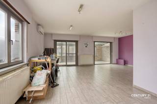 Welkom in Wilsele ! Bent u op zoek naar een energiezuinige woning met uitbreidingsmogelijkheden op een vlot bereikbare locatie ? Zoek dan niet verder, want deze woning aan de Aarschotsesteenweg combineert wat u zoekt. Met drie slaapkamers, een gezellige veranda en een gunstig EPC-label B biedt deze woning alles wat u nodig heeft om er uw nieuwe thuis van te maken.<br /><br />Bij het betreden van de woning ontdekken we een inkomhal die toegang geeft tot zowel het gastentoilet als de keuken, dewelke recent volledig gerenoveerd en volledig geïnstalleerd is. Gaan we verder, komen we in een aangename leefomgeving met voldoende ruimte voor het hele gezin. Aansluitend is er een gezellige veranda die een absolute meerwaarde vormt en een heerlijke plek biedt om het hele jaar door te ontspannen en te genieten van het buitengevoel. De aanwezige airco's zorgen bovendien voor extra comfort tijdens zowel warme zomerdagen als koudere periodes. Op de eerste verdieping beschikt de woning over drie volwaardige slaapkamers, badkamer, wasberging en een toilet. Een bijkomende troef is de ruime zolder, waar de mogelijkheid bestaat om een vaste trap te plaatsen en zo extra slaapkamers of een bureau te creëren.<br /><br />Buiten is het gezellig vertoeven op zowel het terras als in de tuin, daarbovenop is er nog een overdekt terras. Op vlak van bereikbaarheid heeft deze woning heel wat te bieden met een uitstekende verbinding naar Leuven en omliggende gemeenten. Ook is het perceel toegankelijk langs zowel de Aarschotsesteenweg als de Alfons Fierensstraat. Via deze laatste straat is ook de garage bereikbaar, wat zorgt voor extra praktisch comfort.<br /><br />Met haar gunstige EPC-label B, praktische indeling en uitbreidingsmogelijkheden is deze woning een interessante opportuniteit voor wie op zoek is naar een gezellige thuis met toekomstperspectief.<br /><br />Neem nu contact op voor meer informatie of een bezoek ter plaatse via ben@sophimo.be of op 0468 58 04 09!