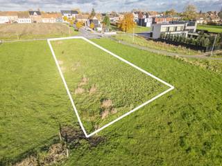 Bent u op zoek naar een ruime bouwgrond (955m²) gelegen nabij het centrum van Wevelgem? Dit perceel is rustig gelegen met een vlotte verbinding...