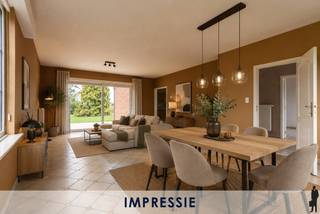<p><strong>Gelijkvloerse woning met veel lichtinval en zonnige tuin in Oostmalle</strong></p>
<p>In Oostmalle vindt u deze <strong>verzorgde, instapklare woning</strong>. Dankzij de <strong>volledig gelijkvloerse indeling</strong> en de <strong>zonnige tuin</strong> is dit de ideale thuisbasis voor wie op zoek is naar comfortabel en praktisch wonen.</p>
<p>Via de inkomhal met<em> </em>gastentoilet betreedt u de woning. De <strong>ruime leefruimte</strong> geniet van <strong>veel natuurlijk licht</strong> dankzij de grote raampartijen en creëert een <strong>warme, open sfeer</strong>. Het schuifraam zorgt voor een <strong>vlotte overgang naar het terras en de tuin</strong>.</p>
<p>De <strong>keuken</strong> sluit mooi aan op de leefruimte en is voorzien van alle nodige toestellen. Ook hier heeft u rechtstreekse toegang tot de buitenruimte. Aansluitend bevindt zich een <strong>praktische berging</strong> met technische installaties en aansluitingen voor wasmachine en droogkast. Vanuit deze ruimte bereikt u zowel de <strong>garage</strong> als de <strong>handige zolder, </strong>waar nog extra woonruimtes gecreëerd kunnen worden.</p>
<p>Via de nachthal bereikt u de verschillende vertrekken. De woning telt <strong>drie volwaardige slaapkamers</strong> en een <strong>extra ruimte</strong>, ideaal als<strong> bureau, hobbykamer of vierde slaapkamer</strong>. De badkamer is uitgerust met zowel een <strong>ligbad als een douche</strong> en beschikt over een <strong>dubbele lavabo</strong>.</p>
<p><strong>Troeven van deze woning:</strong></p>
<ul>
<li>Volledig omheinde tuin</li>
<li>Energiezuinig</li>
<li>Conforme elektrische installatie</li>
<li>4 slaapkamers + mogelijkheid om zolder in te richten</li>
<li>Volledig gelijkvloers wonen</li>
</ul>