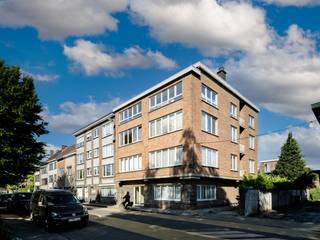 Algemeen <br />In de Sint-Bernadettestraat te Gent bevindt zich dit appartement in een rustige en aangename buurt, op korte afstand van het bruisende stadscentrum. Dankzij de gunstige ligging zijn winkels, horeca, scholen en openbaar vervoer vlot bereikbaar. Dit maakt het appartement bijzonder praktisch voor wie comfortabel wil wonen met een vlotte verbinding naar en in de stad.<br /><br />Indeling <br />Via de inkomhal, die toegang biedt tot de verschillende ruimtes, betreed je het appartement. De ruime leefruimte met grote raampartijen zorgt voor veel natuurlijke lichtinval en vormt het hart van de woning. Aansluitend bevindt zich de uitgeruste keuken, die uitgeeft op het balkon.<br />Verder bereik je via de hal de badkamer, voorzien van een douche, lavabo en aansluiting voor een wasmachine. Het appartement beschikt over een volwaardige slaapkamer met een extra kamer die ideaal kan ingericht worden als dressing, bureauruimte of kinderkamer. <br /><br />Varia<br />Bij het appartement hoor een privatieve berging op de gelijkvloerse verdieping en optioneel kan er een garagebox aangekocht worden van +/- 15 m². <br /><br />Belangrijkste troeven<br />* Rustige ligging<br />* Alles op wandelafstand<br />* Ruime en lichtrijke leefruimte<br />* Mogelijkheid tot aankopen garagebox<br /><br />Interesse in dit appartement? Neem contact met Tim voor een afspraak.<br />📞 0487 40 21 28<br />📧 tim@gentill.be