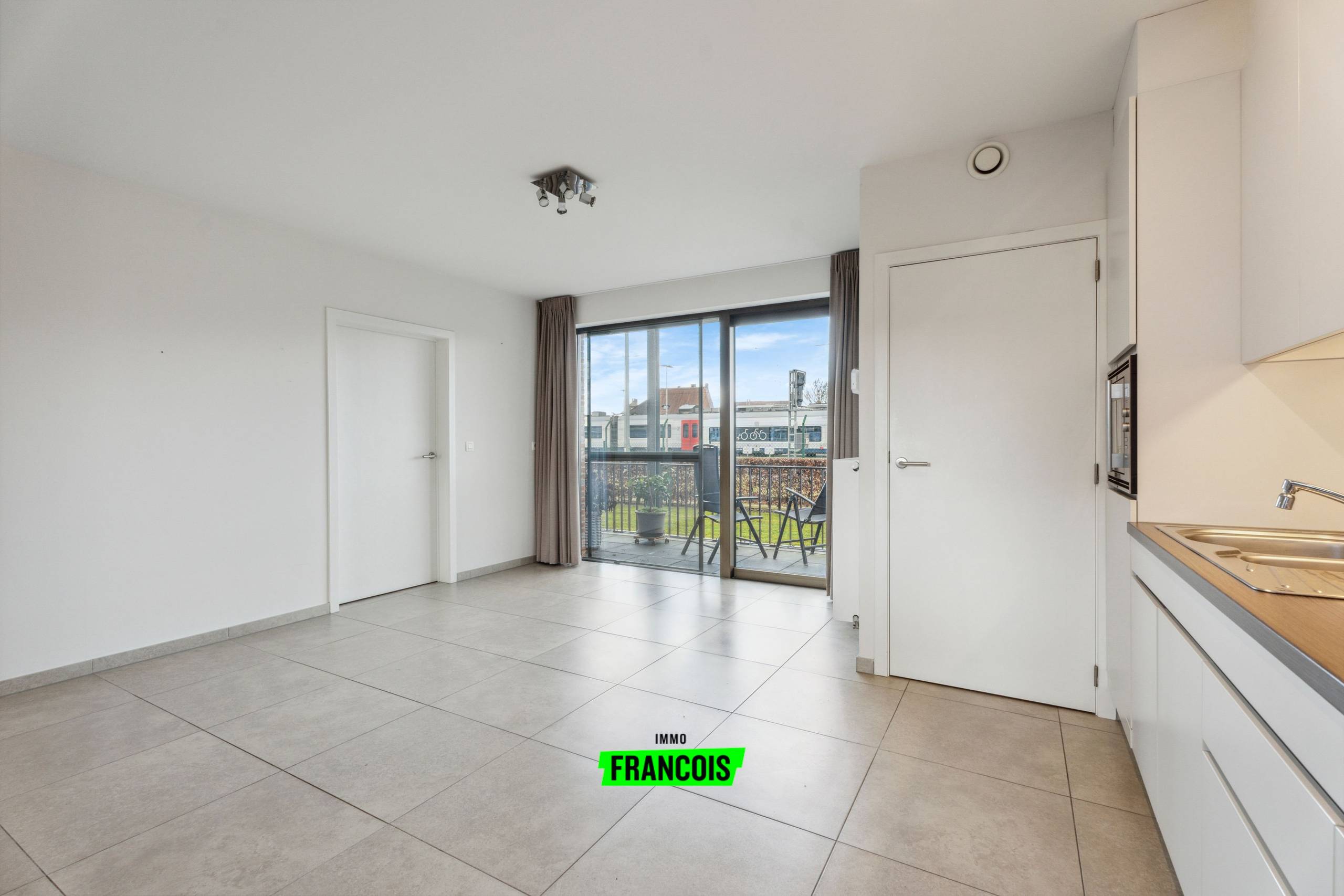 Appartement met 2 terrassen en garage te Poperinge. - foto 4