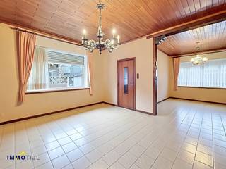 Deze halfopen woning is een ideale starterswoning en beschikt op het gelijkvloers over een inkomhal, een ruime woonkamer met eetplaats en...