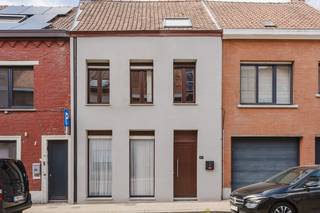 Welkom in deze <strong>recent gerenoveerde woning</strong> die werd getransformeerd naar een <strong>gezellige en instapklare woonst</strong>. <br /><br />De <strong>inkomhal</strong> verwelkomt u en brengt u verder naar de <strong>leef- en eetruimte</strong> met aansluitend de zeer <strong>ruime open keuken</strong>. De woning beschikt over een <strong>gezellig terras</strong> van <strong>ca. 35 m2</strong><br />Achteraan de woning situeert zich de <strong>nieuwe badkamer</strong> met <strong>ruime inloopdouche, lavabo + spiegelkast en toilet</strong>. <br /><br />De <strong>eerste verdieping</strong> huist <strong>2 ruime slaapkamers</strong> en via de <strong>vaste trap</strong> bereikt u de <strong>zolderkamer</strong>. De <strong>zolderkamer</strong> van <strong>ca. 40 m2</strong> kan gebruikt worden als <strong>masterbedroom</strong> maar ook als <strong>hobbykamer</strong> door zijn omvang. <br /><br /><u><strong>Alle troeven op een rijtje:</strong></u><br />•⁠  ⁠conforme elektrische keuring<br />•⁠  ⁠⁠EPC A!<br />•⁠  ⁠⁠voorgevel en achtergevel geïsoleerd en afgewerkt in spuitkurk.<br />•⁠ Warmtepomp (warmen en koelen) in iedere ruimte + warmtepompboiler<br /><br />Kortom een woning die duurzaam werd gerenoveerd en klaar is voor een nieuwe bewoner!<br />Interesse? Contacteer<br />Yorben +32 468 188 061 - <u><strong>yorben@dekeyser.immo</strong></u><br />Matthis +32 477 804 350 - <u><strong>matthis@dekeyser.immo</strong></u>