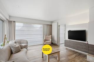 Kijkdag 13/06 van 10u-12u.<br />Deze ruime open bebouwing is ideaal gelegen in een residentiële buurt in het centrum van Eernegem en bevindt zich op een perceel van 519 m² met een zonnige tuin rondom de woning. Met een bewoonbare oppervlakte van maar liefst 213 m² biedt deze woning uitzonderlijk veel ruimte.<br />Bij het betreden van de woning komt u in een verzorgde inkomhal die toegang geeft tot de lichtrijke leefruimte met gezellige gashaard en aansluitende open bar. De volledig uitgeruste keuken met kwalitatieve toestellen sluit naadloos aan op de ruime veranda, waar u het hele jaar door kan genieten.<br />De woning beschikt over 2 slaapkamers met mogelijkheid tot een derde kamer, een ingerichte badkamer, een praktische wasplaats en een ruime garage met elektrische poort. Daarnaast is er een aparte hobby- of praktijkruimte met eigen toilet, ideaal voor zelfstandige activiteiten of als extra leefruimte.<br />Buiten geniet u van een mooi aangelegde, zuidgerichte tuin met terras, zonneluifel en meerdere tuinbergingen, perfect om in alle rust te ontspannen. De oprit met carport en laadpaal zorgt voor extra comfort.<br /><br />De vermelde prijs is een richtprijs. Elk bod, hoger of lager, wordt voorgelegd aan de eigenaar, die zich het recht voorbehoudt om dit te aanvaarden of te weigeren.<br /><br />Dankzij de 16 zonnepanelen, degelijke isolatie en een EPC-label B is deze woning bovendien energiezuinig, zonder renovatieverplichting. <br />Kortom, een instapklare en veelzijdige woning op een topligging.<br />EPC: 176 kWh/m² (Vg, Wg, Gmo, Gvkr, Gvv) Ref. OU28127