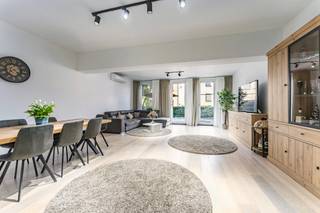 Ontdek dit ruim en modern appartement in het centrum van Kortrijk!<br /><br />U komt binnen in een ruime inkomhal met gastentoilet. Aansluitend bevindt zich de lichtrijke leefruimte, afgewerkt met massief parket. Vanuit de leefruimte heeft u directe toegang tot het ruime terras van 24 m². De open keuken is volledig uitgerust een is voorzien van voldoende opbergruimte alsook een aansluitende berging. Het appartement is bovendien verwarmd door een warmtepomp, waar u ook mee kan koelen. De badkamer heeft een lavabo, inloopdouche en toilet. Het beschikt over 2 volwaardige slaapkamers. In de ondergrondse verdieping is er een kelder aanwezig.<br /><br />Troeven:<br />- Goede locatie: centrum Kortrijk<br />- 2 slaapkamers <br />- ruim terras<br /><br />Interesse in dit appartement? <br />Contacteer Louise voor meer info of een bezoek! Bel +32 496 08 08 00 of mail louise@immo-lys.be