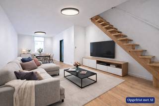 Bent u op zoek naar een woning waar u nog uw eigen stijl kan doorvoeren? Dan stellen wij u dit af te werken woning met twee slaapkamers, koer en tuinhuis voor!<br /><br />Indeling<br />Op het gelijkvloers vindt u een ruime, lichtrijke woonkamer, waar zich ook de trap naar de eerste verdieping situeert. Aan de achterzijde en aansluitend aan de woonkamer bevindt zich de open keuken. Verder komt u op deze verdieping ook de badkamer met inloopdouche en toilet tegen.<br />Via de schuifdeur betreden we de koer (16m²) met een groot tuinhuis (12m²). Ideaal als atelier of hobbyruimte, hier is aansluiting wasmachine en droogkast voorzien.<br />Verder vindt u twee ruime slaapkamers op de eerste verdieping. Deze woning beschikt tevens over een kelder.<br /><br />Ligging<br />Het eigendom geniet van een uiterst centrale ligging: op enkele meters van uw voordeur ligt de Bredabaan. Hier vindt u verschillende winkels, supermarkten, horeca, apotheek, artsen... alsook de tramhalte van trams 2 en 3 en bussen 60, 61, 62 en 601. Zo geniet u van vlotte mobiliteit! <br />Met als kers op de taart situeren het Bouckenborghpark en het Gemeentepark zich op een steenworp van de woning. <br /><br />Pluspunten<br />- Zéér aantrekkelijke prijs<br />- Deels af te werken<br />- Uiterst centrale ligging, doch in een rustige straat<br /><br />Klinkt dit als uw toekomstige thuis? Bel dan snel naar One vastgoed voor een afspraak ter plaatse!