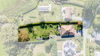 Perfect onderhouden open bebouwing in een rustige, groene omgeving in Lokeren.<br /><br />Deze perfect onderhouden woning uit 1993 omringd door groen en toch vlak bij alle voorzieningen staat te koop! De open bebouwing staat op een prachtig perceel van maar liefst 1.739 m² en biedt een aangename combinatie van rust, ruimte en praktische bereikbaarheid. Dankzij de verzorgde staat van de woning is er geen renovatieplicht, wat extra comfort en zekerheid biedt voor wie meteen wil intrekken. Met twee garages, een lichtrijke leefruimte en een ruime zolder beschikt deze woning over heel wat mogelijkheden voor gezinnen of wie extra hobby- en opslagruimte zoekt.<br /><br />Belangrijkste ruimtes:<br />• Inkomhal (6 m²) met toegang tot de leefruimte, garage en apart toilet<br />• Ruime woonkamer (34 m²) met veel lichtinval<br />• Keuken (15 m²) met praktische indeling<br />• Apart toilet (2 m²) met handenwasser<br />• Wasplaats (10 m²) met extra bergruimte<br />• Slaapkamer (15 m²)<br />• Slaapkamer (9 m²)<br />• Badkamer (8 m²) uitgerust met douche, ligbad en dubbele wastafel in meubel<br />• Twee garages van telkens 26 m²<br />• Zolder (72 m²) bereikbaar via vlizotrap, mogelijkheid tot inrichten van 2-3 extra slaapkamers of hobbyruimte (cfr. AI-render)<br /><br />Troeven:<br />• Gelegen in een rustige straat, zonder doorgaand verkeer, in een groene en residentiële omgeving<br />• Perfect onderhouden woning zonder renovatieplicht<br />• Ruim perceel van 1.739 m² met twee garages<br /><br />Neem vandaag nog contact op voor een bezoek aan deze woning in Lokeren.<br /><br />JOUW DROOMHUIS. ZO GEVONDEN!