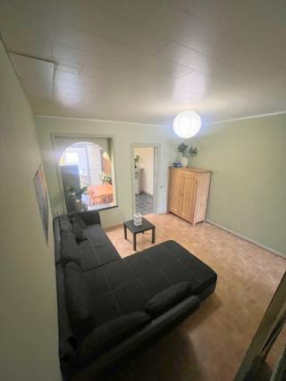 VERDER AF TE WERKEN LEUKE STADSWONING MET TUIN<br />hal, grote voorplaats van 3,5 op 4.5 ( bureel,slaapkamers ,berging hobbyrumte...) gezellig living met eethoek, badkamer met ligbad,  te moderniseren keukentje, tuin <br /><strong>1 STE VERD.  </strong>2 vrij ruime slaapkamers, 2 praktische bergingen <br /><strong>2 DE VERD   </strong> knappe 3 de slaapkamer met dressing hoek<strong>  </strong>( eventueel 2 kinderkamers )<br /><strong>EPC 529</strong>