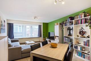<p><span>In de Perwijsstraat te Duffel bevindt zich dit </span><span>instapklare en goed onderhouden éénslaapkamerappartement</span><span>, gelegen in een kleinschalig gebouw met slechts 5 appartementen en lage gemeenschappelijke kosten.</span></p><p><span>Het appartement beschikt over een EPC-label C, een conforme elektrische keuring en een asbestvrij attest. Bovendien werd recent een nieuwe condenserende gasketel geplaatst, wat bijdraagt aan het wooncomfort.</span></p><p><span>Via de inkomhal bereiken we de woonkamer met open keuken aan de voorzijde van het gebouw. Dankzij de brede glaspartij geniet deze ruimte van een aangename natuurlijke lichtinval.</span></p><p><span>Achteraan bevinden zich de badkamer, uitgerust met een bad, lavabo en toilet, en een praktische aparte berging met aansluitingen voor wasmachine en droogkast. De ruime slaapkamer van ca. 18,5 m² biedt voldoende plaats en geeft rechtstreeks uit op een gezellig terrasje waar je even kan genieten van de buitenlucht.</span></p><p><span>Een extra troef is de mogelijkheid om het huidige huurcontract voor een overdekte autostaanplaats aan de overzijde van de straat over te nemen.</span></p><p><span>Dankzij de instapklare staat, de beperkte gemeenschappelijke kosten en de praktische indeling is dit appartement ideaal voor eigen bewoning of als interessante investering.</span></p>