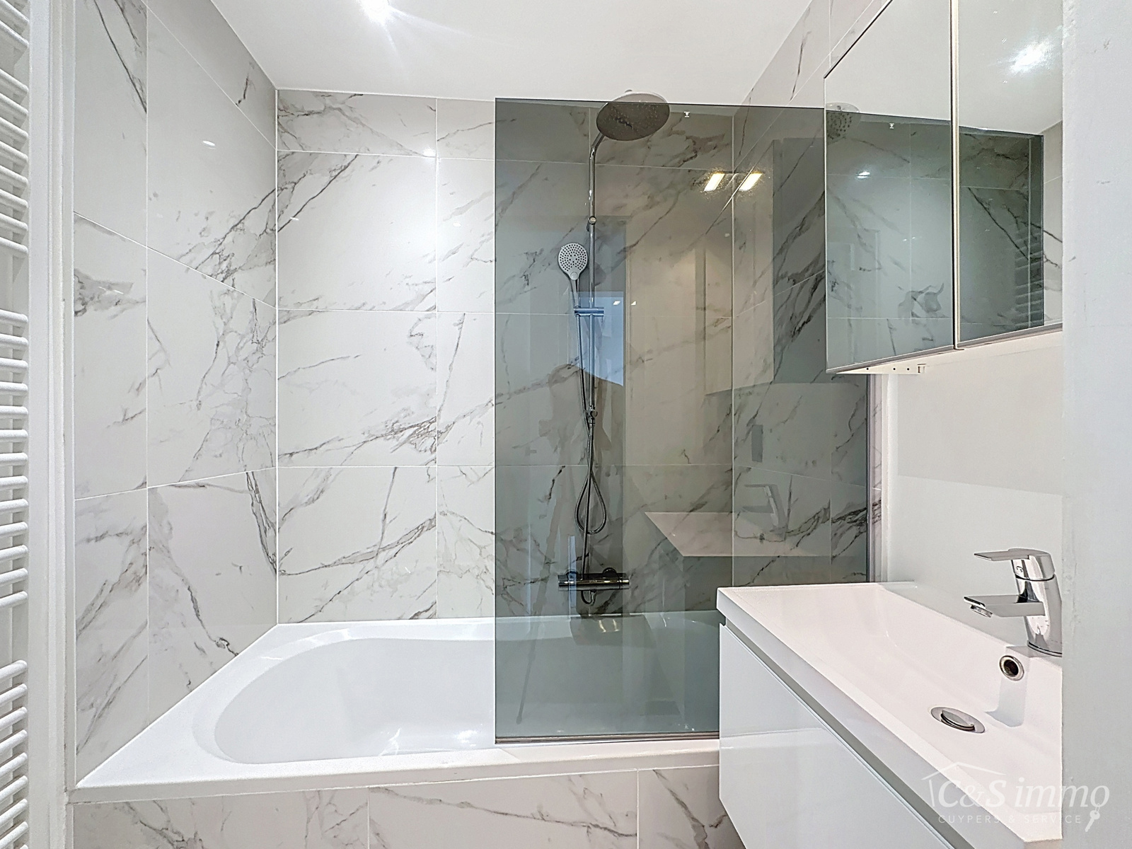 Gerenoveerd 2 slaapkamer appartement in een klein gebouw met autostaanplaats - foto 5