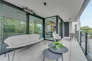 <p>Dit luxe appartement in Genk centrum met 2 slaapkamers en een ruim terras combineert hoogwaardige afwerking met instapklaar wooncomfort. Gelegen op de derde verdieping in de Kapelstraat woon je hier centraal, met winkels, horeca en het station op wandelafstand.<br /></p><p>Bij het binnenkomen valt meteen de lichtrijke leefruimte op. Grote raampartijen zorgen voor een overvloed aan natuurlijk licht en creëren een open en aangename sfeer. De leefruimte sluit naadloos aan op de open keuken, die uitgerust is met kwalitatieve toestellen en afgewerkt is met duurzame materialen. Het geheel vormt een strak en tijdloos interieur, versterkt door maatkasten die doorheen het appartement terugkomen.</p><p>Vanuit de leefruimte heb je toegang tot het ruime terras, waar je kan genieten van een groen uitzicht en een rustige buitenbeleving midden in de stad.<br /></p><p>Het appartement beschikt over twee slaapkamers, waarvan één momenteel ingericht is als een stijlvolle dressing. Deze ruimte kan eenvoudig opnieuw als slaapkamer worden gebruikt. De moderne badkamer is functioneel en verzorgd afgewerkt. Dankzij de ingebouwde kasten geniet je overal van optimaal gebruik van de ruimte en extra comfort.<br /></p><p>Een bijkomende troef is de uitzonderlijk ruime kelderberging, die veel opslagmogelijkheden biedt. Daarnaast beschikt het appartement over een ondergrondse garage met laadpunt, wat bijdraagt aan het gebruiksgemak en de toekomstgerichtheid van de woning.</p><p>Het appartement wordt volledig gemeubileerd verkocht, inclusief designmeubilair en een zorgvuldig samengesteld interieur. Dit maakt het een ideale keuze voor wie zonder zorgen wil verhuizen en meteen wil genieten van een stijlvolle woonomgeving.</p><p>De ligging is een absolute meerwaarde, met alle voorzieningen binnen handbereik en een vlotte bereikbaarheid. Dit maakt het appartement geschikt als eigen woonst of als investering.<br /></p><p>Ben je op zoek naar een instapklaar en luxueus appartement in Genk? Neem contact op en plan je bezoek.</p>
