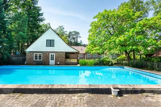 In een groene, doodlopende villawijk in Brasschaat wacht Dopheidelaan 12: een royale villa op 2.520 m² met zwembad en een uniek, wijds uitzicht op achterliggende weilanden. Je komt binnen via een indrukwekkende hal en geniet van een lichtrijke doorzonleefruimte, open keuken met zicht op tuin en water, en een ruime bijkeuken met extra bergruimte. Een aparte bureauruimte maakt thuiswerk of een vrij beroep mogelijk. Boven vind je 4 ruime slaapkamers en 2 badkamers, met volop plaats voor gezin en gasten. Het grote poolhouse met sanitair biedt extra mogelijkheden als studio, hobbyruimte of assistentiewoning. EPC 181 kWh/m² (label B), geen renovatieverplichting: een sterke basis die je eenvoudig naar eigen smaak opfrist.
Verplichte vermeldingen: EPC: 181 kWh/m² / P-score: C / G-score: A / Vg- Wg - Gmo- Gvkr - Vv