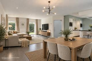 Op zoek naar een instapklare woning op een rustige maar bijzonder goed gelegen locatie? Deze verzorgde open bebouwing uit 2011 biedt ca. 170 m² wooncomfort op een perceel van 544 m² en combineert ruimte, licht en hedendaags comfort.<br /><br />Dankzij grote raampartijen met dubbele beglazing genieten de ruime leefruimte en open keuken van een aangename lichtinval en een mooi zicht op de zuidwestgerichte, onderhoudsvriendelijke tuin. De tuin beschikt over een mooi terras en tuinhuis, is volledig omheind met handig zijpoortje. Dankzij de gunstige oriëntatie geniet je volop van de zon.<br /><br />De woning telt 3 ruime slaapkamers voorzien van draadloze voorzetrolluiken op zonne-energie, en een ruime badkamer met ligbad, inloopdouche, dubbel lavabomeubel en toilet. Verder: een inpandige garage, berging, gastentoilet en zolder.<br /><br />Eind 2020 werd de woning binnen volledig opnieuw geschilderd en voorzien van vliesbehang, waardoor ze een frisse en verzorgde uitstraling heeft.<br /><br />Met een EPC-label B (135 kWh/m²), centrale verwarming op gas, airco, een gekeurde laadpaal en driefasige netaansluiting is ook op vlak van comfort en energie aan heel wat gedacht. Het zadeldak biedt uitstekende mogelijkheden voor zonnepanelen.<br /><br />De ligging is een echte troef: rustig en kindvriendelijk, met scholen, winkels en centrum vlakbij én een vlotte verbinding naar de E17. Zo combineer je rustig wonen met uitstekende bereikbaarheid.<br /><br />Een verzorgde en energiezuinige woning op een toplocatie, klaar om nieuwe bewoners te verwelkomen.<br /><br />De algemene voorwaarden van Dewaele DIY kunt u steeds raadplegen via dewaele.com.<br /><br />Bestuursmaatregelen in het maatregelenregister: nee