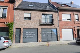 OPSLAGPLAATS - Deze zeer goed onderhouden, moderne opslagplaats met overdekte opslagruimte met buitenkoer van: ongeveer 200m² magazijn en een buitenruimte van 105 m². Hoofd magazijn heeft een breedte van 7.40 meter. Inkom met sectionale poort. Inrijhoogte 2,27 cm Open koer/opslagplaats achteraan van +/-105m².