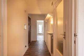 Dit éénslaapkamerappartement is ideaal gelegen tussen het station Sint-Pieters en Gent-centrum. Het beschikt over 2 zonnige terrassen nl; een groot vooraan en een kleiner achteraan. indeling: inkom met vestiairekast, living, keuken, badkamer, slaapkamer. Er is ook nog een kelderberging aanwezig. Ideaal als investering voor jonge starters of studenten.Plan je bezoek via https://kortrijksesteenweg58.rosseel.be/