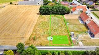 Op deze prachtige locatie in Amougies worden er <strong>2 percelen</strong> aangeboden beide geschikt voor een <strong>open bebouwing</strong>. Bouwt U hier binnenkort uw droomhuis die uitkijkt op de groene omgeving rondom het Kluisbos?<br /><strong>Geen bouwverplichting van toepassing!</strong><br /><br />De oppervlaktes van beide loten bedragen:<br />lot 1.     €179.900      →     1176 m²<br />lot 2.     €169.900      →     1311 m²<br /><br />Meer info? Contacteer Kyamo De Smet: 0479 06 13 71