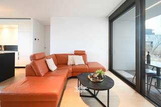 Dit doorzon appartement van ca. 92 m2 is gelegen op het gelijkvloers van het nieuwbouwproject Villa Neerleie in Deinze. Het appartement werd...