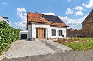 <p>Op een rustige ligging in Zandbergen bieden wij u deze volledig gerenoveerde woning aan met een bewoonbare oppervlakte van 171 m² en op een perceel van 551 m². De woning werd gebouwd in 1967 en in 2021 grondig gerenoveerd tot een luxueuze afwerking.</p><p>Op het gelijkvloers vindt u een ruime inkomhal, een gastentoilet, een ruime woonkamer, een volledig geïnstalleerde keuken, een berging/wasplaats en een aansluitende kelder. Op het eerste verdiep bevindt zich een nachthal met bureauruimte, één ruime slaapkamer met ingemaakte kasten, een ruime badkamer en een tweede slaapkamer die reeds voorzien is om opgedeeld te worden in twee kamers mits het plaatsen van een ingemaakte kastenwand. Op het tweede verdiep bevindt zich een bergzolder.</p><p>Verder beschikt deze unieke woning over een ruime garage van maar liefst 30m², een aansluitende tuinberging met twee verdiepen, voldoende parkeergelegenheid en een prachtig terras met uitzicht op de achterliggende weilanden.</p><p>Technisch is het pand sterk uitgerust: vloerverwarming gecombineerd met radiatoren op gas, aluminium buitenschrijnwerk, 14 zonnepanelen (4.620 Wp) en een regenwaterput van 10.000 liter. Het EPC-label B en de conforme elektrische keuring (2021) bevestigen de goede algemene staat van de woning.</p><p>De ligging in Zandbergen combineert rust met bereikbaarheid: scholen, winkels en invalswegen richting Aalst, Ninove en Brussel liggen op comfortabele afstand. Voor wie op zoek is naar een unieke, instapklare woning op een prachtige locatie met veel bergruimte en parkeergelegenheid, is dit pand een goede optie om te bezichtigen.</p><p>De woning is momenteel verhuurd aan €1.325/maand.</p><p>Interesse in deze woning? Neem contact op met TOPO-IMMO Geraardsbergen voor meer informatie of om een bezoek in te plannen.</p>