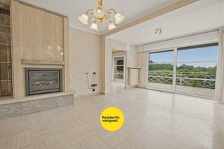 Riante gezinswoning met uniek panoramisch uitzicht en eindeloos potentieel op 644 m².<br />In deze verrassend ruime gezinswoning op een perceel van 644 m² geniet u vanuit uw eigen tuin en terras van een panoramisch zicht over de uitgestrekte velden en de IJzertoren.<br /><br />De troeven van deze woning:<br />Ruimte in overvloed: Met maar liefst 5 slaapkamers is dit de ideale plek voor een (groot) gezin.<br />Licht & Sfeer: De gezellige leefruimte, centraal verwarmd door een sfeervolle open haard, vormt het hart van de woning.<br />Functioneel comfort: Naast een ruime, ingerichte keuken beschikt de woning over een praktische kelder, een riante zolder en een dubbele garage met automatische poort.<br />Zuidgerichte tuin: Uw eigen oase van rust waar u de hele dag door geniet van de zon en de rustgevende vergezichten.<br /><br />Perfecte ligging: Nabij het centrum op een steenworp afstand van winkels, scholen en de belangrijkste invalswegen.<br /><br />Een blanco canvas voor uw droomwoning<br />Deze woning biedt een unieke kans voor wie op zoek is naar een karaktervolle basis om volledig naar eigen smaak en met hedendaags wooncomfort in te richten. Dankzij de indeling en de vele uitbreidingsmogelijkheden transformeert u dit pand moeiteloos tot een eigentijdse parel.<br /><br />KIJKDAG ZATERDAG 8/8/26 VAN 10U TOT 12U (inschrijven via residentievastgoed.be)<br />Richtprijs: De vermelde prijs is een richtprijs. Elk bod wordt voorgelegd aan de eigenaar, die zich het recht voorbehoudt het bod al dan niet te aanvaarden.<br /><br />Benieuwd naar wat uw eigen woning waard is?<br />Neem een voorsprong op de markt en vraag uw vrijblijvende, gratis schatting aan via: www.residentievastgoed.be/gratisonlineschatten<br /><br />EPC: 542 kWh/m² (Ref. DI00070)