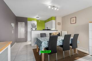 Dit gezellig appartement is gelegen in het hartje van Blankenberge op wandelafstand van het centrum, verschillende handelszaken, de zee, het openbaar vervoer en scholen.<br /><br />U komt het appartement binnen via de inkomhal die u toegang geeft tot de ruime, lichtrijke woonkamer. De woonkamer staat in verbinding met de geriefelijke keuken. naast de keuken vind men ook nog een handige berging. Verder vindt u nog 2 slaapkamers, Bovendien is er nog een badkamer aanwezig met een bad met douchemogelijkheden en een dubbele wastafel en een apart toilet aanwezig. Ook is het zalig vertoeven op het zongerichte terras aanpalend aan het appartement. Het appartement wordt gemeubeld verhuurd,.<br /><br />Deze topper wordt verwarmd via centrale verwarming op aardgas en is voorzien van dubbele beglazing.<br /><br />Aarzel niet langer en leg onmiddellijk uw bezoek vast!<br /><br />Beschikbaar 1/07/2026<br /><br />gemeenschappelijke lasten: 25,- euro /maand<br /><br />
