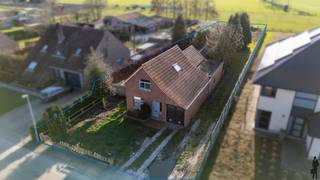 <strong>Mooi gelegen vrijstaande woning met inpandige garage op een groot perceel van ca. 1.099 m² <br />Rustig gelegen nabij het centrum van Arendonk . De woning is naar uw eigen idee in te delen.<br />EPC label C en goedgekeurde electriciteit.</strong><br /><br /><span>Gelijkvloers</span><br /><span>U betreedt de woning via de inkomhal met toegang tot de inpandige garage.</span><br /><span>Ruime woonkeuken, voorzien van kookeiland.<br />Voormalige woonkamer, nu ingedeeld als 3 slaapkamers.<br /></span>Badkamer en apart toilet.<br /><br /><span>Eerste verdieping</span><br /><span>De vaste trap in de inkomhal brengt u naar de eerste verdieping. Hier bevinden zich momenteel 2 slaapmamers en badkamer.</span><br /><br /><span>Buitengebeuren</span><br /><span>De woning heeft aan de voorzijde parkeerruimte en er is een diepe achtertuin met uitzicht over de weilanden.</span><br /><br /><span>Bijzonderheden</span><br /><span>- epc C</span><br /><span>- goedgekeurde electriciteit.</span><br /><span>- woning kan naar eigen inzicht worden ingedeeld.</span><br /><span>- woning met vele mogelijkheden.</span>