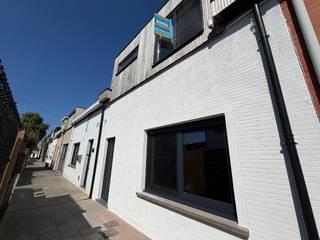 🏡 Grondig gerenoveerde gezinswoning met A-label, garage en enorm potentieel!<br /><br />Zoek je een woning waar de zware, dure renovatie- en isolatiewerken al vakkundig zijn uitgevoerd? Deze verrassend ruime gezinswoning ligt in een heerlijk rustig steegje en is technisch én energetisch volledig klaar voor de toekomst. Dankzij de grondige aanpak geniet je hier van een top A-label, wat garant staat voor een minimale energiefactuur!<br /><br />De basis is perfect: muren en vloeren zijn zwaar geïsoleerd, overal is drievoudig glas geplaatst en alle leidingen zijn vernieuwd. De finishing touch is aan jou, en dat scheelt flink in de kosten: een grote hoeveelheid hoogwaardige materialen is al aangekocht en volledig inbegrepen in de prijs! everything what is in the house stays.<br /><br />✨ De belangrijkste troeven op een rij:<br />🌱 Energiezuinig topniveau (A-label): Maximaal geïsoleerde vloeren, dubbel geïsoleerde muren en overal nieuwe ramen met drievoudige beglazing.<br />🛠️ Technisch volledig vernieuwd: Alle nutsleidingen en de riolering (reeds ontdubbeld) zijn splinternieuw. Ook de elektrische leidingen zijn volledig vernieuwd (enkel de zekeringkast dient nog geplaatst te worden).<br />💶 Inbegrepen materialen: Heel wat reeds aangekochte materialen zijn inbegrepen in de prijs en blijven liggen voor de afwerking: keramische parkettegels, een douchekuip met veiligheidsglazen wand, een dubbele lavabo, een hangtoilet en de zoldertrap.<br />🚗 Inclusief garage: Geen parkeerstress! Er is een aparte garage inbegrepen, vlot bereikbaar via de Wagenweg (de 12de garage in de rij). Deze kan ook NIET meegekocht worden.<br />☀️ Buitenruimte met potentieel: Naast het knusse terrasje op het gelijkvloers is er de unieke mogelijkheid om op de eerste verdieping een groot dakterras te creëren.<br />📋 De indeling:<br />👇 Gelijkvloers:<br />🚪 Inkomhal die leidt naar de gezellige leefruimte.<br />🧑‍🍳 Ruimte voor een open keuken met plaats voor een modern kookeiland.<br />🍷 Handige mini-kelder voor extra koele berging.<br />🚽 Eerste toilet.<br />🛏️ 2 slaapkamers (ideaal als slaapkamer, bureau of hobbyruimte).<br />🪴 Gezellig terrasje.<br />👆 1ste Verdieping:<br />🪜 Ruime nachthal met een tweede apart toilet.<br />🛏️ Nog eens 2 volwaardige slaapkamers.<br />🛁 In te richten badkamer (materialen zoals douche en dubbele lavabo liggen al klaar!).<br />📦 Toegang tot de stapelzolder (via de meegeleverde zoldertrap).<br />🚪 Toegang tot de locatie met de mogelijkheid voor het riante dakterras.<br />🔑 Jouw kans:<br /><br />Dit is de ideale kans voor een handige harry of slimme koper. De structurele verbouwingskosten en isolatiewerken zijn al achter de rug, de materialen liggen klaar. Je hoeft alleen nog de puntjes op de i te zetten om hier jouw eigen, energiezuinige droomthuis van te maken.<br />Kom het potentieel zelf ontdekken en plan snel je bezoek!<br /><br /><u>Wettelijke info :</u> <br />EPC : A-label<br />Asbest : Asbestveilig !!<br />Elektriciteit : niet-conform, verder af te werken ... alles is voorzien muz de zekeringskast.<br />Stedenbouw : Geen beschermd monument, niet op inventaris, Vergunning uitgereikt, Woongebied, Geen dagvaarding uitgebracht, Geen voorkooprecht ruimtelijke ordening aanwezig, Geen Verkavelingsvergunning, geen overstromingsgebied, niet gelegen in afgebakend oevergebied.<br />Watertoets : P en G-score : A en A, geen natte voeten hier dus.<br />Watergevoelige openbare ruimtes : niet van toepassing<br />Maatregelenregister : geen nadelige maatregelen gekend<br />Vrij : bij akte<br /> 