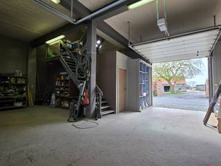 Vlot bereikbaar, veelzijdig atelier/magazijn/stockageruimte in Beveren-Leie, omvorming naar eengezinswoning mogelijk mits omgevingsvergunning.<br /><br />We krijgen toegang tot dit praktisch ingericht atelier/magazijn via een sectionaalpoort van +/- 2,70m op 2,70m. <br /><br />Op de benedenverdieping vinden we naast de inrijpoort een handige bureelruimte. De grote vrije ruimte in L-vorm biedt via een tweede sectionaalpoort rechtstreeks toegang tot de tuin. Via een deur komen we in een achterliggende, bijkomende werkruimte.<br /><br />Via de vaste trap komen we op het tussenverdiepje dat momenteel dienst doet als stockageruimte, waarna we de ruime lichtrijke bovenverdieping bereiken: een grote open ruimte met nog een aparte bureelruimte. <br /><br />Op de benedenverdieping is er sanitair voorzien. Het pand wordt verwarmd met verschillende gaskachels, en er is dakisolatie aanwezig. Asbestveilig. Parkeergelegenheid voor het gebouw.<br /><br />Op vandaag is dit pand vergund als opslagruimte met beperkt atelier. Omvormen naar een eengezinswoning is vergunningsplichtig. <br /><br />Kom de mogelijkheden van dit veelzijdige pand zelf ontdekken tijdens een bezoek: contacteer Annelies van Vastgoed Norman via 0479/40.24.24 of annelies@vastgoednorman.be
