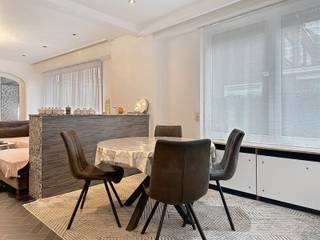 <p><strong>Gezocht: nieuwe bewoners voor deze solide halfopen woning in rustige buurt</strong></p>
<p>Deze woning biedt alles wat u zoekt: <strong>ruimte, comfort en een toplocatie</strong>. <br />Met meer dan 200m² bewoonbare oppervlakte (exclusief droge kelder, bergzolder en aparte garagebox) is er plek voor het hele gezin.</p>
<p><strong>Ligging</strong> <br />Geniet van de rust van een aangename straat, terwijl u toch vlot verbonden bent met alle voorzieningen:</p>
<ul>
<li>Snelle verbinding naar de A12</li>
<li>Boom park op wandelafstand</li>
<li>Openbaar vervoer, scholen en winkels in de buurt</li>
</ul>
<p><strong>Indeling</strong></p>
<ul>
<li><strong>Gelijkvloers</strong>: inkomhal met gastentoilet, lichtrijke leefruimte, aparte keuken en veelzijdige voorplaats (ideaal als bureau, tv-kamer of extra leefruimte)</li>
<li><strong>Eerste verdieping</strong>: twee ruime slaapkamers, één kleinere slaapkamer en badkamer</li>
<li><strong>Tweede verdieping</strong>: nachthall, twee slaapkamers en toegang tot bergzolder</li>
<li><strong>Kelder</strong>: veel bergruimte, meters en condenserende CV-ketel</li>
<li><strong>Extra</strong>: aparte garagebox</li>
</ul>
<p><strong>Buitenruimte</strong> De zuidwest-georiënteerde tuin met terras zorgt voor optimaal zongenot. <br />Op de ruime eigen oprit kunt u gemakkelijk <strong>vier wagens</strong> parkeren – een zeldzaamheid!</p>
<p><strong>Extra troeven</strong> <br />✓ Nieuw buitenschrijnwerk met rolluiken in quasi het hele huis<br />✓ Alarmsysteem voor extra veiligheid<br />✓ Droge kelder met veel bergruimte</p>