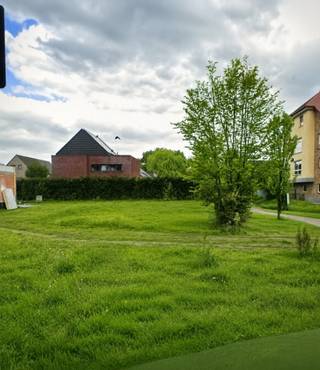 LOT 1! Bouwgrond 421 m2 voor een halfopen bebouwing in de kleinschalige verkaveling Rootputhof te Sint-Niklaas. Deze bouwgrond is gelegen aan de Sint-Niklase stadsrand in een groene, autoluwe en <br />kindvriendelijke omgeving. Rootputhof is ook een leefstraat en een doodlopende weg. Dit maakt <br />dat dit perceel een unieke ligging heeft op korte afstand van het <br />stadscentrum en op wandelafstand van winkels, openbaar vervoer en station (Stationsplein ligt 1 km <br />verderop). Faciliteiten op vlak van onderwijs, ontspanning, cultuur en gezondheidszorg zijn zeer vlot <br />bereikbaar te voet of met de fiets. Niet toevallig krijgt deze verkaveling en zijn directe omgeving <br />daarom een opmerkelijke mobiscore van meer dan 9/10! <br /><br />Geen bouwverplichting en vrije keuze van aannemer. De voorziene woning is 7 meter breed en heeft een bouwdiepte van maximum 16 m op het gelijkvloers en 12 m op de verdieping. De dakvorm van het gebouw is verplicht zadeldak met aan de voorzijde een verplichte dakhelling van 45°. Alle nutsvoorzieningen (gas, elektriciteit, water, kabelnet en riolering) werden geplaatst. De koop omvat, naast het perceel bouwgrond met nummer 1, de parkeerstrook met nummer 12 in de zone voor collectieve parking. <br /><br />Voor alle duidelijkheid: dit gaat over lot 1, het eerste perceel van een reeks (reeds uitverkochte) loten. Dit lot is het eerste vooraan en kijkt uit op een rustige woonwijk, een fijn speeltuintje en biedt veel privacy. Dit lot was reeds verkocht, maar is door omstandigheden nu terug beschikbaar. Wees snel als u dit lot wenst te bemachtigen, momenteel nog rechtstreeks te koop van de huidige eigenaar. WEG = WEG! Bij interesse kan u contact opnemen via 0486/817144.
