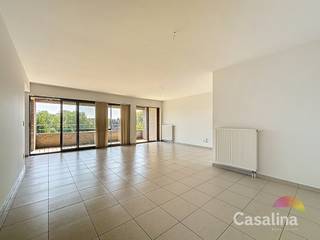 CASALINA Real Estate biedt exclusief te huur aan : appartement van 123m² (volgens EPC) met twee terrassen. Ideaal gelegen in een centrale maar...