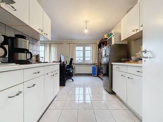 APPARTEMENT MET GARAGE EN TUIN, DICHTBIJ INVALSWEGEN TE IEPERHET APPARTEMENT BEVINDT ZICH OP DE 2DE VERDIEPING EN IS INGEDEELD ALS VOLGT: - INKOMHAL-...