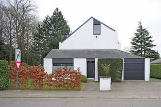 Bekijk deze woning uitgebreid op www.koosi.beDeze typische ‘jaren 80’-villa is gelegen op de hoek van de Baron van Ertbornstraat en Kleine Grippe,...