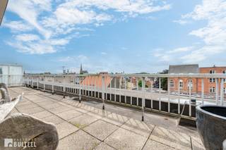In het hart van de stad, op een toplocatie waar alles binnen handbereik ligt, bevindt zich dit dakappartement met een ruim en zonnig terras...