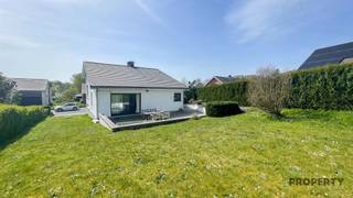 <p><span>In deze zeer gegeerde residentiële buurt in Dilbeek komen er zelden woningen te koop. Deze mooie villa is daarom een uitzondering vanwege de ligging, klassieke maar zeer waardevolle details en de ruime tuin. Met een beetje opfrissing maak je van deze woning een zeer leuke thuis, met vlotte verbinding naar Brussel. Deze woning heeft momenteel 2 slaapkamers, een ruime keuken, ruime leefruimte met enorm veel lichtinval. Momenteel is het EPC een F, maar enkel met het plaatsen van een condenserende gasketel zakt deze al naar D. Er is een simulatie gemaakt om dit aan te tonen. Als u interesse hebt en u wenst deze woning te bezoeken, maak dan snel een afspraak op het nr. 056/96.08.00 of mail naar info@property-vastgoed.be. Er is een startprijs van 599.000 voor de bieding. Ieder bod zal worden voorgelegd aan de eigenaar </span></p>