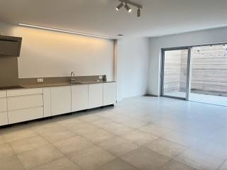 Zeer ruim energiezuinig gelijkvloers appartement (voorzien van zonnepanelen) omvattende een inkomhal, ruime woonkamer met aansluitend een open...