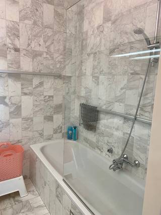 Dit mooie gemeubeld twee slaapkamer appartement ligt vlakbij de zeedijk. Met twee aparte slaapkamers, een ingerichte keuken en living met meubels ,...