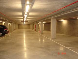 gelegen op het eilandje in de ondergrondse parkings van de westkaai toren 4 parkingplaatsen  te huur onder de torens van de Westkaai :   staanplaatsen huurprijs 125 € 