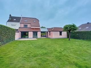 Gelegen in een rustige straat, dicht bij transportverbindingen en de E411 (afrit 3), aangenaam huis in zeer goede staat, op +/- 9 are grond. Woon- en eetkamer met bureau +/- 55m², volledig ingerichte keuken met ontbijthoek, 4 slaapkamers, badkamer, douchekamer, bureau, garage voor 2 wagens, bijkeuken, opslagkelder, verwarmingsketel op gas. EPC : 280 kWh/m²/an = C. Nu beschikbaar. De informatie en oppervlakte worden louter ter informatie gegeven en zijn niet contractueel bindend.