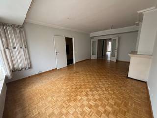 Zeer ruim en centraal gelegen appartement te huur in Oostende<br /><br />Op een topligging in Oostende, vlakbij het Marie-Joséplein en op wandelafstand van het strand, winkels en openbaar vervoer, bevindt zich dit bijzonder ruim en lichtrijk appartement op de zevende verdieping van een rustige residentie.<br /><br />Het appartement beschikt over een aangenaam balkon en een terras, ideaal om te genieten van de buitenlucht. Binnenin valt meteen de uitzonderlijke ruimte in elke kamer op. De leefruimte is zeer royaal en biedt tal van inrichtingsmogelijkheden. De volledig uitgeruste keuken is praktisch ingericht en voorzien van alle nodige toestellen.<br /><br />Verder zijn er twee volwaardige slaapkamers, perfect voor een koppel, klein gezin of wie extra ruimte wenst. De badkamer en overige ruimtes zijn eveneens comfortabel en ruim ingericht met o.a. inloopdouche.<br /><br />Het appartement zelf beschikt over heel wat ingemaakte kasten en in de kelderverdieping vindt u nog een privatieve berging. <br /><br />De huurprijs bedraagt 850€ + 50€ algemene kosten en voorschot voor verbruik warm water, water en verwarming 90€/maand. <br /><br />