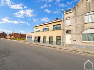 Uitzonderlijk eigendom te Elverdinge (Ieper) – Opp. 555 m²<br />Bekijk zeker de vastgoedvideo via deze link: https://youtube.com/shorts/Q4OAZCsc83Q<br />In het charmante Elverdinge, deelgemeente van Ieper, vindt u dit uitzonderlijk ruim eigendom boordevol mogelijkheden.
Dit voormalige handelseigendom werd in 2002 grondig aangepakt en omgevormd tot een ruime woning met tal van troeven. Zo beschikt het pand over een bijzonder ruime garage/loods van ca. 100 m², aangevuld met twee werkplaatsen (samen ca. 75 m²). Ideaal voor zelfstandigen, hobbyisten of voor het stallen van een caravan of mobilhome. De loods is uitgerust met een gepolierde betonvloer, drijfkracht en een doorgang naar de tuin achteraan.<br />Indeling gelijkvloers
•	Twee bureauruimtes (perfect voor vrij beroep of thuiswerk)
•	Ruime leefruimte
•	Ingerichte keuken met zicht op en toegang tot tuin en terras met mooie notelaar
•	Gelijkvloerse badkamer
•	Apart toilet<br />Verdieping
Op de bovenverdieping bevinden zich:
•	Vijf slaapkamers
•	Tweede badkamer (te renoveren)
•	Tweede toilet
•	Wasberging
•	Studio met slaapkamer<br />Dankzij diverse valse wanden is deze verdieping eenvoudig modulair in te delen volgens uw noden (bijvoorbeeld kangoeroewoning, praktijkruimte of meergezinswoning – mits vergunning).<br />Extra ruimte
Via een vaste trap bereikt u de ruime bergzolder met asbestvrij onderdak.<br />Troeven
•	Liftkoker aanwezig van gelijkvloers tot zolder (mogelijkheid tot opsplitsing in 2 appartementen mits omgevingsvergunning)
•	Asbestvrij onderdak
•	Recente elektrische installatie
•	Aluminium ramen met elektrische rolluiken
•	Goede algemene staat (ramen, dak, elektriciteit, …)
•	Zeer ruime garage met grote sectionale poort
•	Regenwaterput van 10.000 liter<br />Kortom: een uitzonderlijk en veelzijdig eigendom met enorm véél potentieel.
Zeker een bezoek waard!
