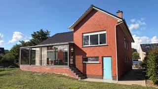 Zeer rustig gelegen landhuis met tuin op 5 are 79 ca, nabij de grens met Keerbergen. Zuid georiënteerd.<br />Centraal gelegen op 2,3km van school Atheneum Keerbergen, op 2,5km van centrum Tremelo en scholen, en op 3,4km van centrum Keerbergen en scholen.<br />Omvat: inkomhal met vestiaire, wc, living 32m² met inbouwhaard + ruime veranda 24m², recent ingerichte moderne keuken met eethoek, 3 slaapkamers (16m² - 14m² - 8,7m²), badkamer met 2de wc, ruime wasplaats-berging met douche, garage.<br />Perfecte staat van onderhoud en instapklaar.<br />Bouwjaar 1972 - dakbedekking vernieuwd in 2003. Ki 1.579 euro.<br />De woning zal voorzien worden van 3 warmtepomp/airco units voor verwarmen en koelen in living en 2 slaapkamers + CV met mazout.<br />EPC 369 kwh/m² - energielabel D - simulatie met thans in uitvoering zijnde verbeteringen = 3 warmtepomp/airco units voor verwarmen en koelen in living en 2 slaapkamers + CV met mazout in andere ruimtes (voor verbeteringen 683 kwh/m²).<br />Totale vloeroppervlakte: 215m².<br />De woning is beschikbaar in april/mei 2027.<br />Stedenbouwkundige vastgoedinformatie: woongebied - vergunning uitgereikt - verkavelingsvergunning - geen voorkooprecht ruimtelijke ordening - geen maatregelen in het Vlaams Handhavingsplatform - geen rechterlijke herstelmaatregel of bestuurlijke maatregel opgelegd.<br />Geen risicozone voor overstromingen - gebouwscore A - perceelscore A en een zeer klein stukje tegen de straat B pluviaal.